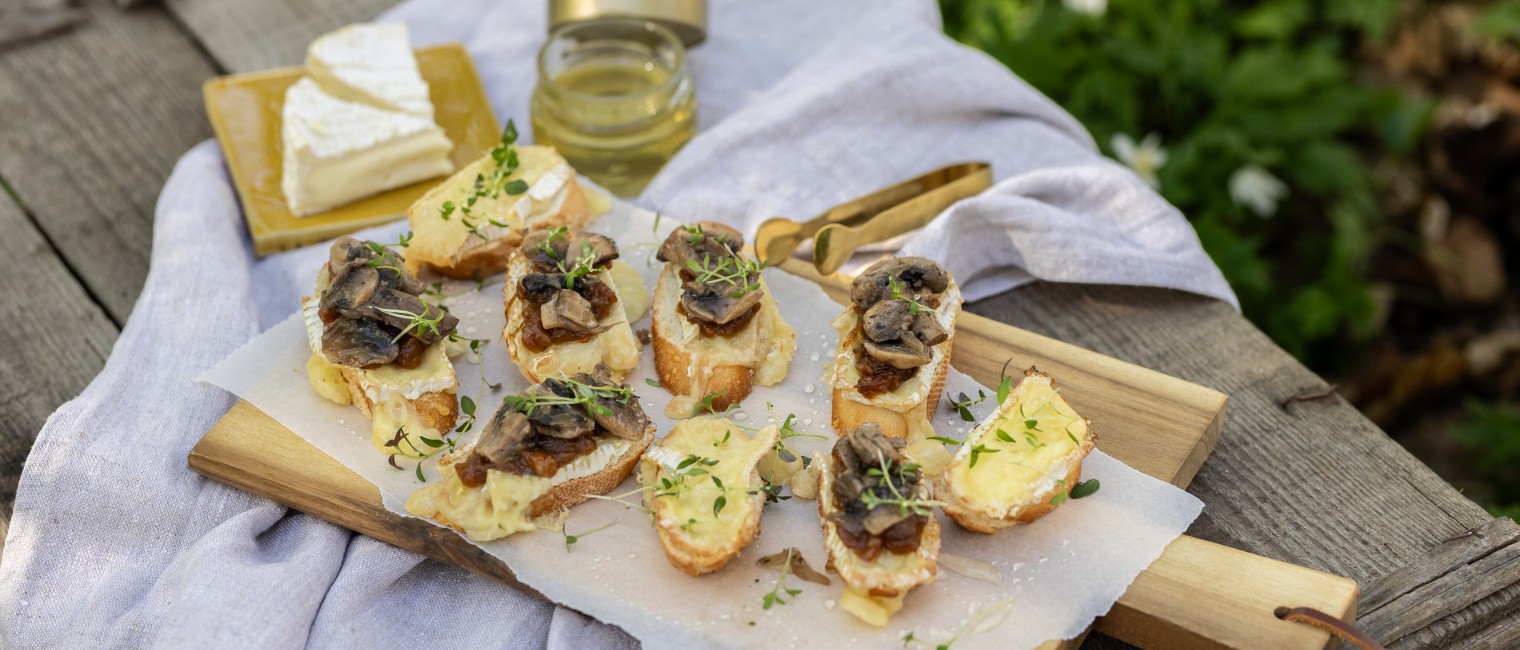 Crostinis mit Camembert, Pilzen und Schmorzwiebeln