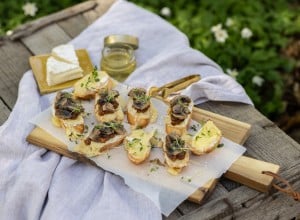 Crostinis mit Camembert, Pilzen und Schmorzwiebeln