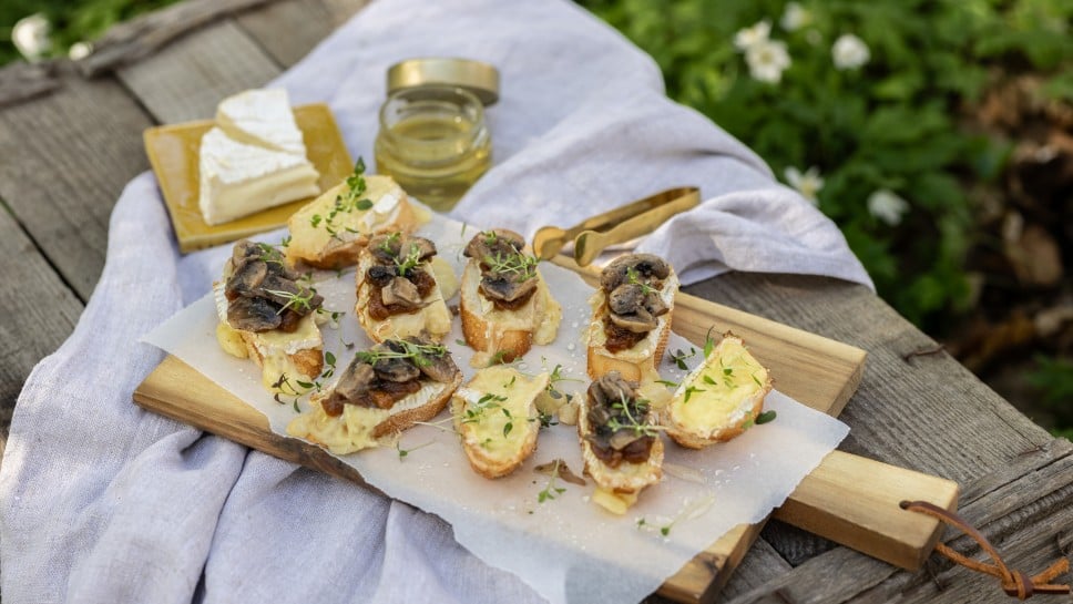Crostinis mit Camembert, Pilzen und Schmorzwiebeln