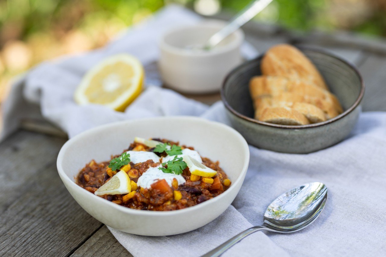 Grünkern-Chili mit Zitronen-Jogurt