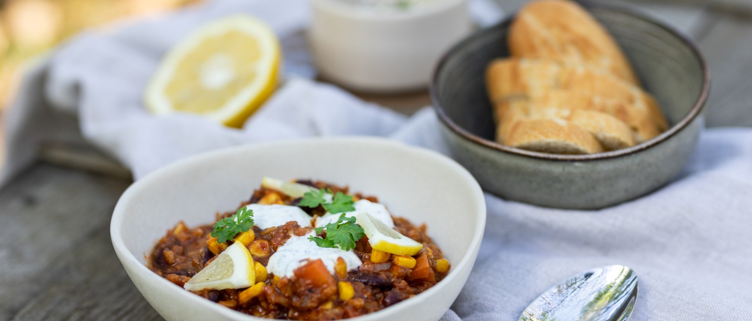 Grünkern-Chili mit Zitronen-Joghurt