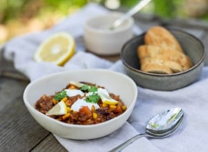 Grünkern-Chili mit Zitronen-Joghurt