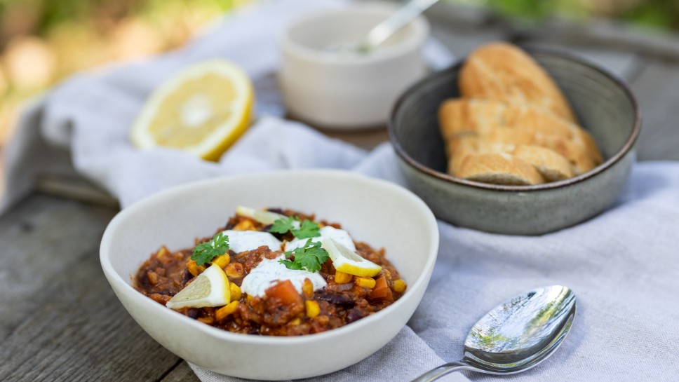Grünkern-Chili mit Zitronen-Joghurt