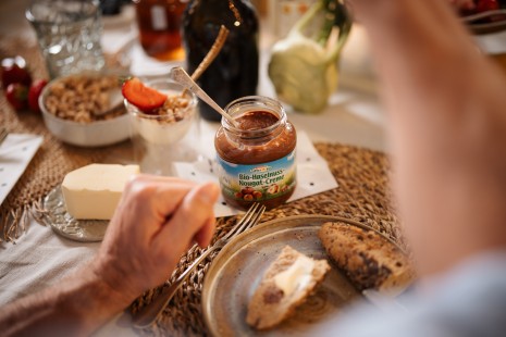 Butter, Brot und Haselnusscreme auf einem Tisch, kurz bevor sie verspeist werden