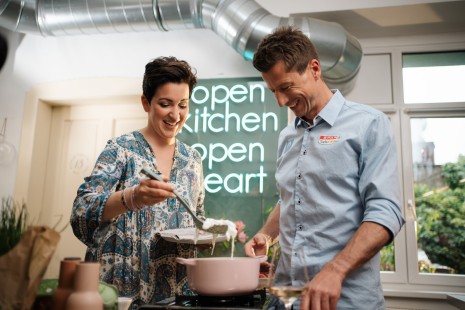 Tici und Hannes machen pochiertes Ei
