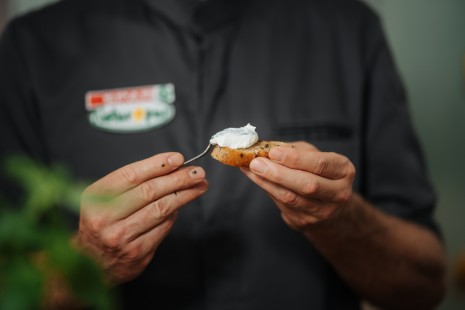 Hannes streicht sich Frischkäse auf ein Brot