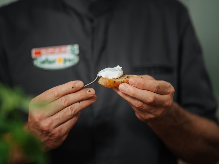 Hannes streicht sich Frischkäse auf ein Brot
