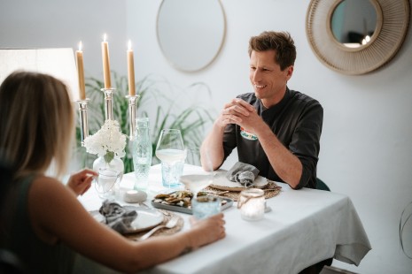 Hannes sitzt mit seiner Frau beim Candle light dinner