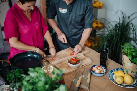 Tici und Hannes schneiden Tomaten