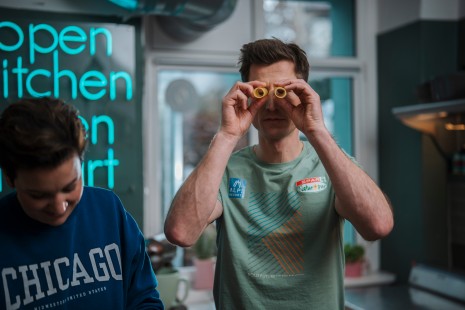 Hannes verwendet zwei Nudeln als Gucker um die Kinder zu belustigen 