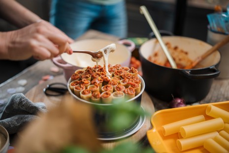 Tici träufelt Bechamelsauce auf die Nudeln