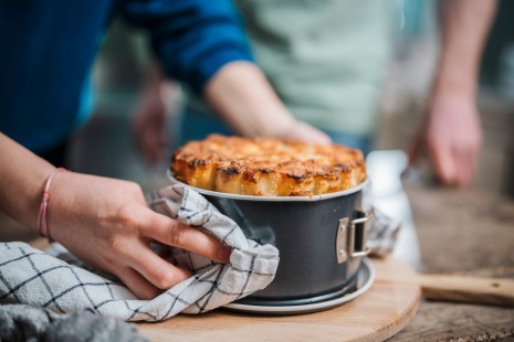 Tici holt die Nudeltorte aus dem Rohr