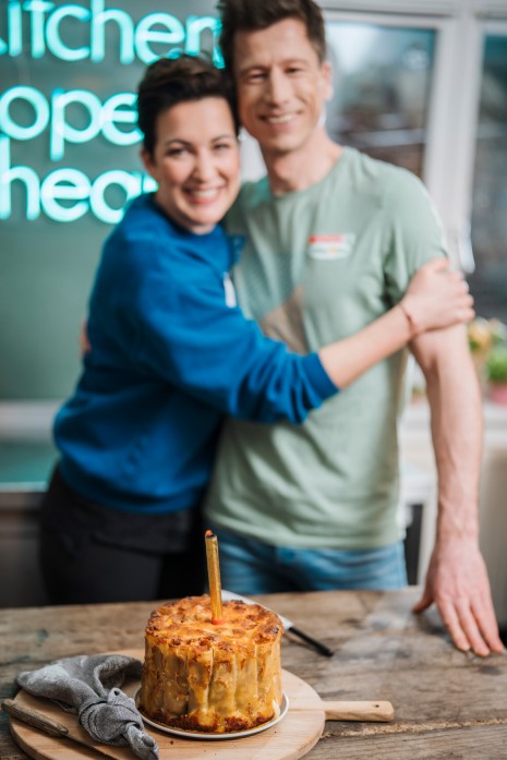 Tici und Hannes stehen vor der Nudeltorte