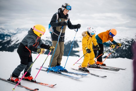 Skiass Hannes Reichelt mit Kindern auf der Skipiste 
