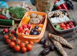 Jausenbox mit Weckerl und Gemüse 
