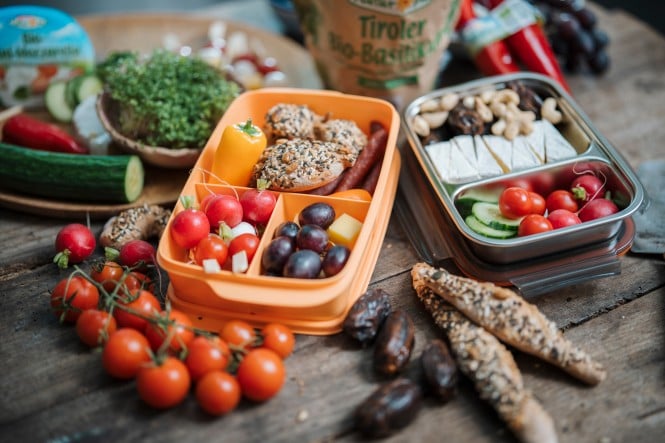 Jausenbox mit Weckerl und Gemüse 