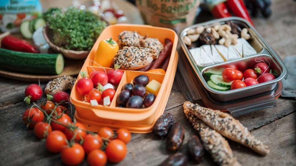 Jausenbox mit Weckerl und Gemüse 