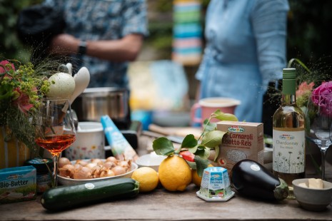 Ein Tisch gedeckt mit vielen Zutaten für das Risotto 
