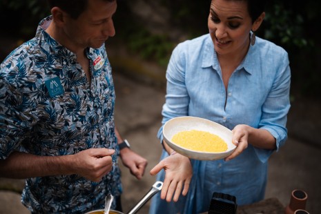 Tici erklärt Hannes etwas über Risotto