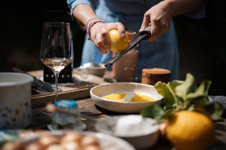 Tici reibt Zitronenzesten in das Risotto