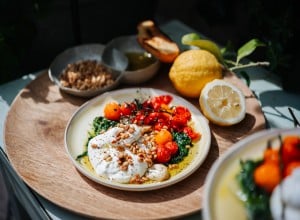 Burrata mit geschmolzenen Tomaten