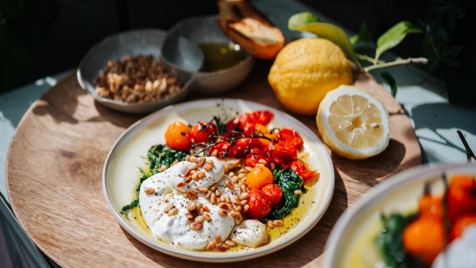 Burrata mit geschmolzenen Tomaten