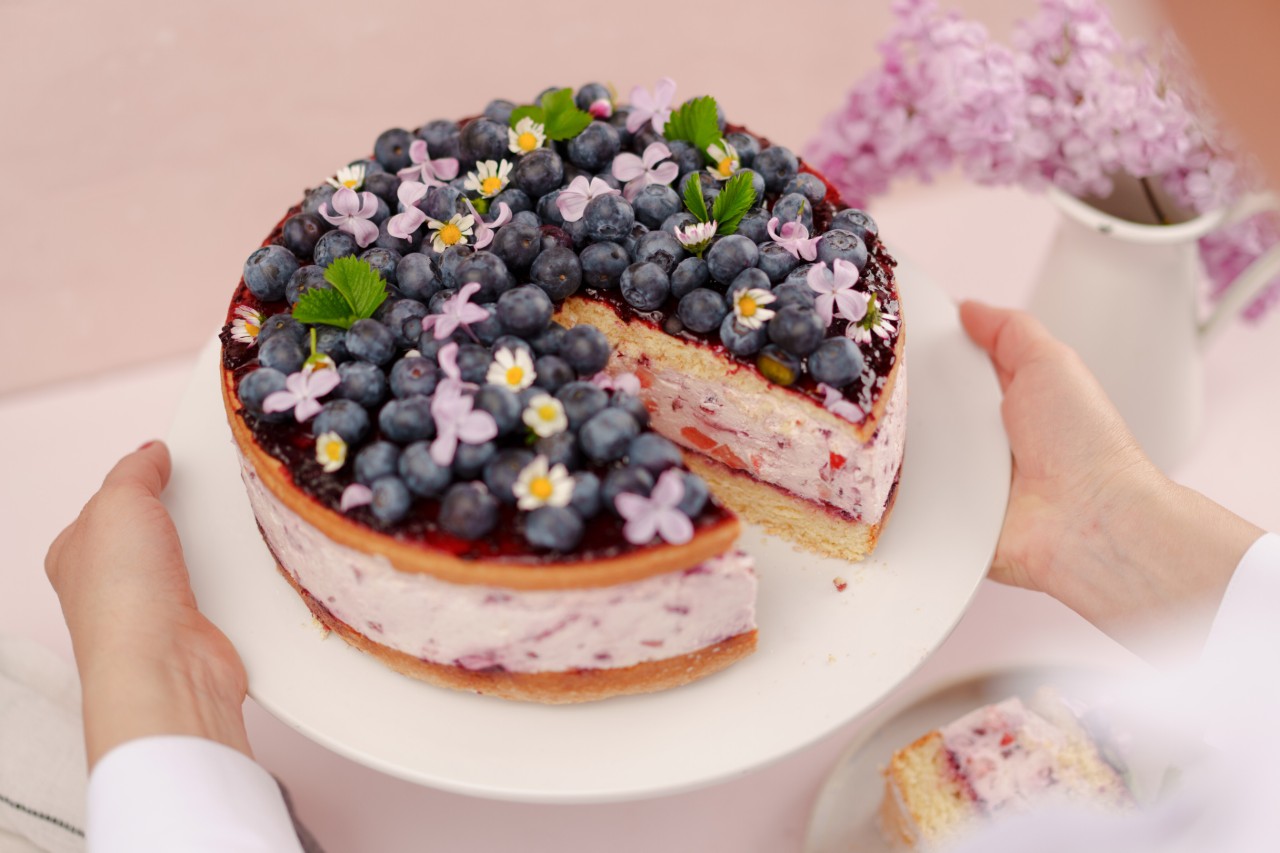 Heidelbeertorte mit frischen Heidelbeeren