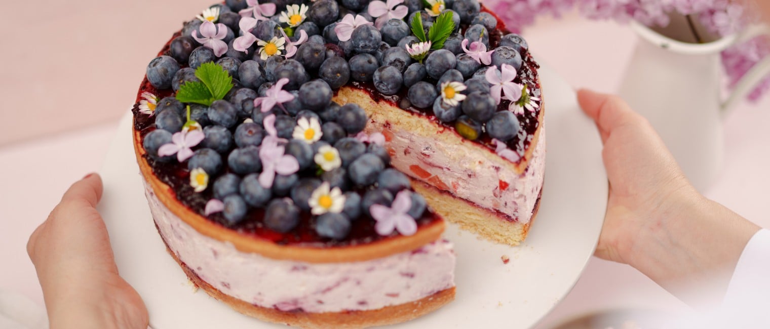 Heidelbeertorte mit frischen Heidelbeeren