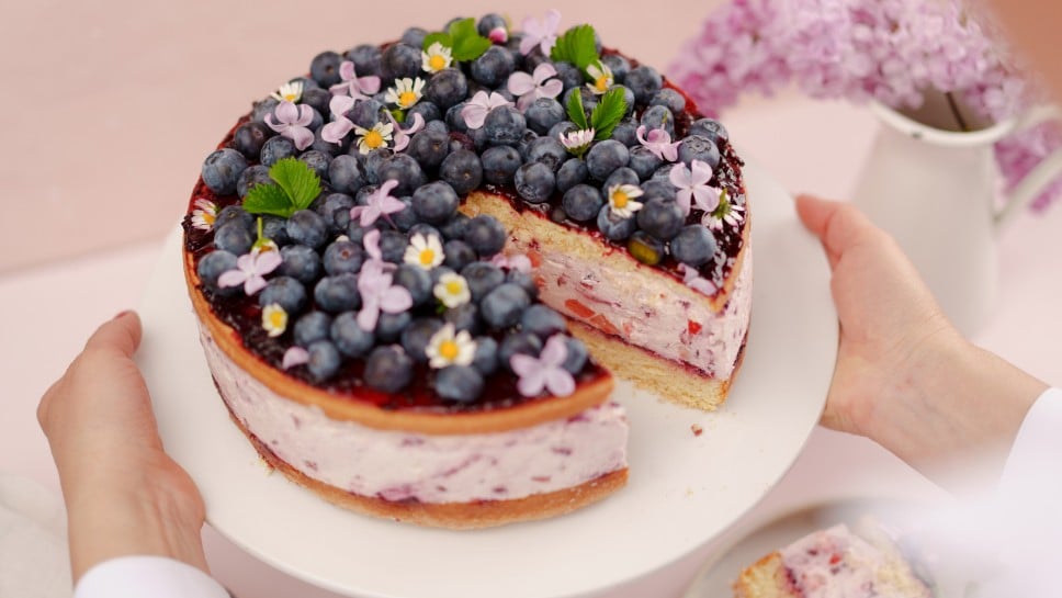 Heidelbeertorte mit frischen Heidelbeeren