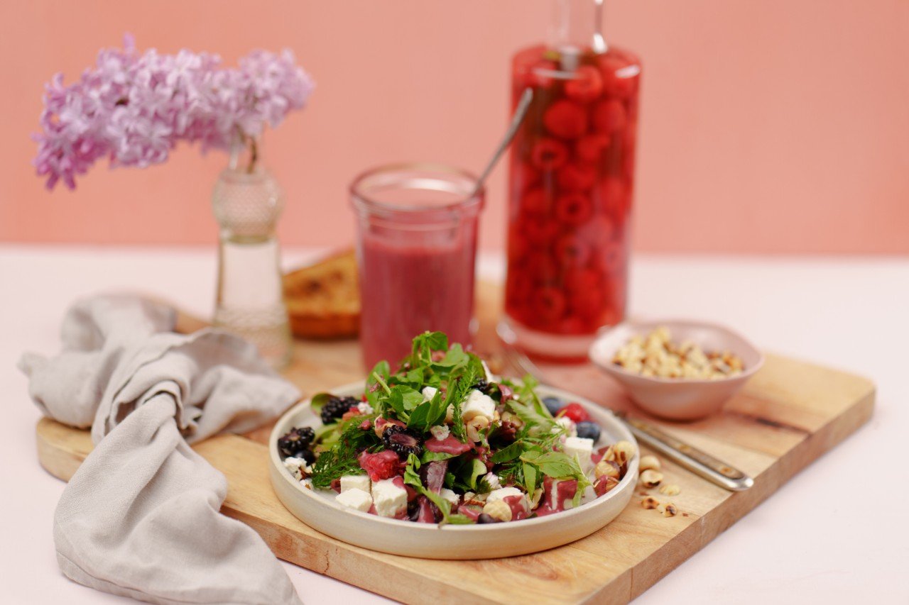 Wildkräutersalat mit Beerenvinaigrette