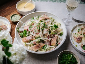 SPAR Mahlzeit Fenchel-Radieschen-Salat mit geräucherter Forelle