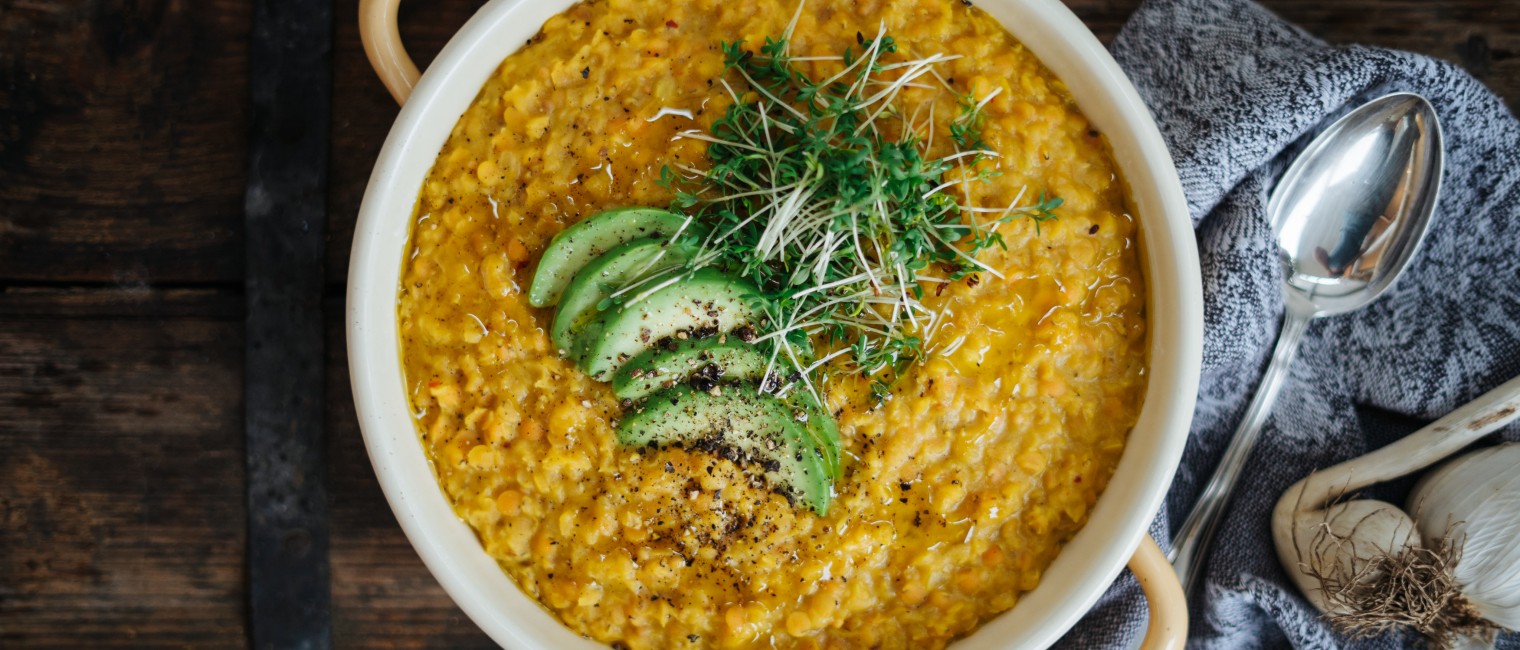 Linsen-Dhal mit Avocado und Sprossen