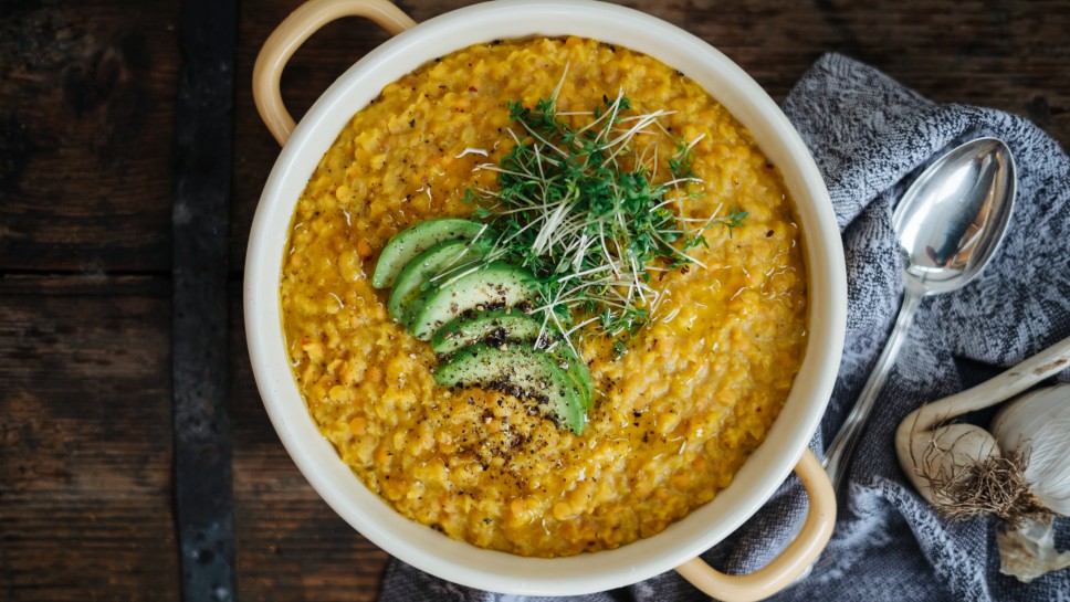 SPAR Mahlzeit Linsen-Dhal mit Avocado und Sprossen