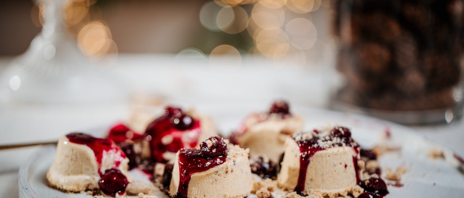 SPAR Mahlzeit Vanillekipferl-Parfait mit Glühweinkirschen