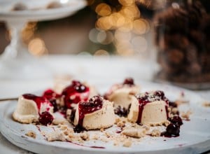 SPAR Mahlzeit Vanillekipferl-Parfait mit Glühweinkirschen