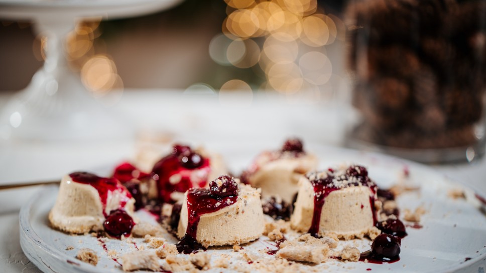 SPAR Mahlzeit Vanillekipferl-Parfait mit Glühweinkirschen