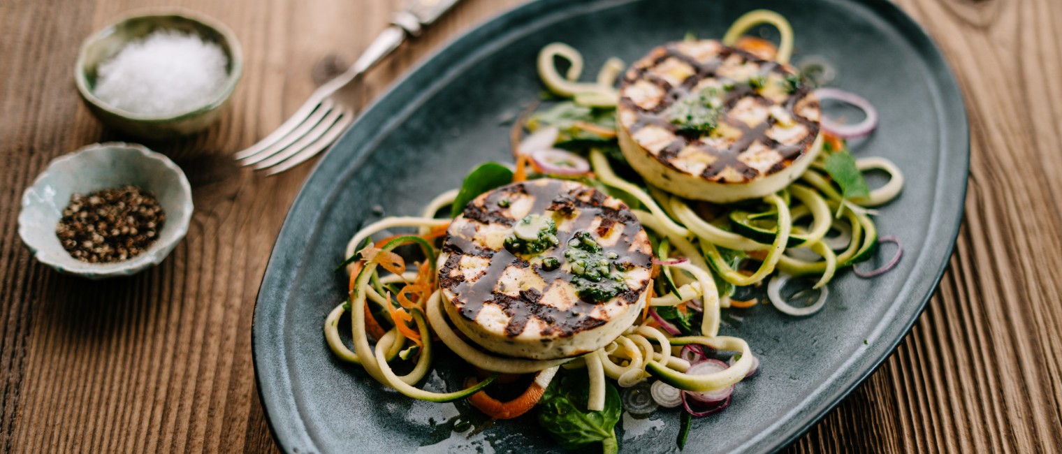 SPAR Mahlzeit Zucchini-Minze-Salat mit gegrilltem Bratkäse