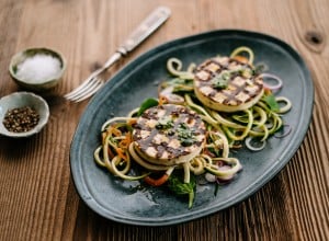 SPAR Mahlzeit Zucchini-Minze-Salat mit gegrilltem Bratkäse