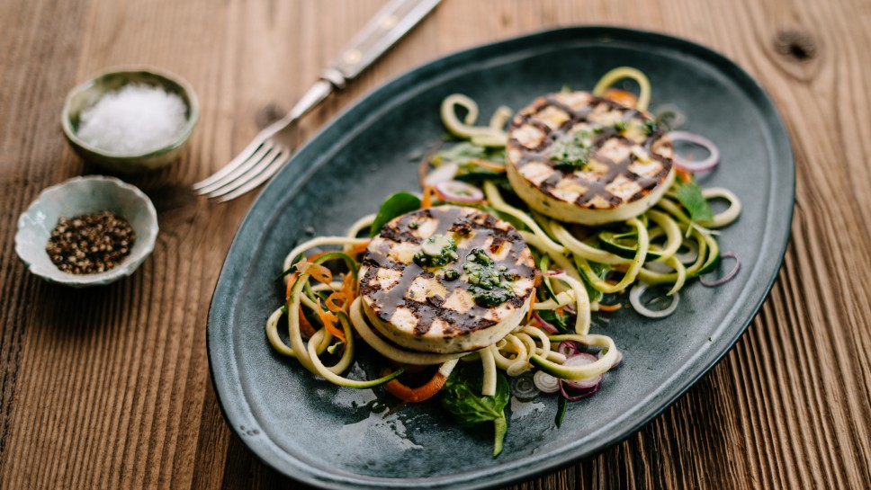 SPAR Mahlzeit Zucchini-Minze-Salat mit gegrilltem Bratkäse