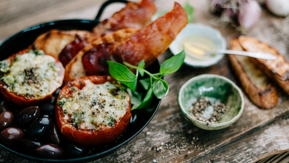 Gegrillte Kräuter Tomaten mit Bergkäse