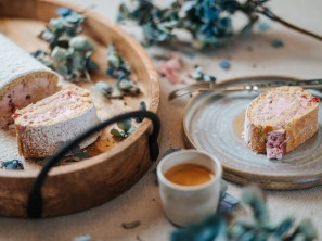 SPAR Mahlzeit Buchweizenroulade mit Preiselbeer-Topfen-Creme