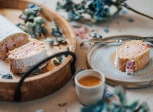 Buchweizenroulade mit Preiselbeer-Topfen-Creme