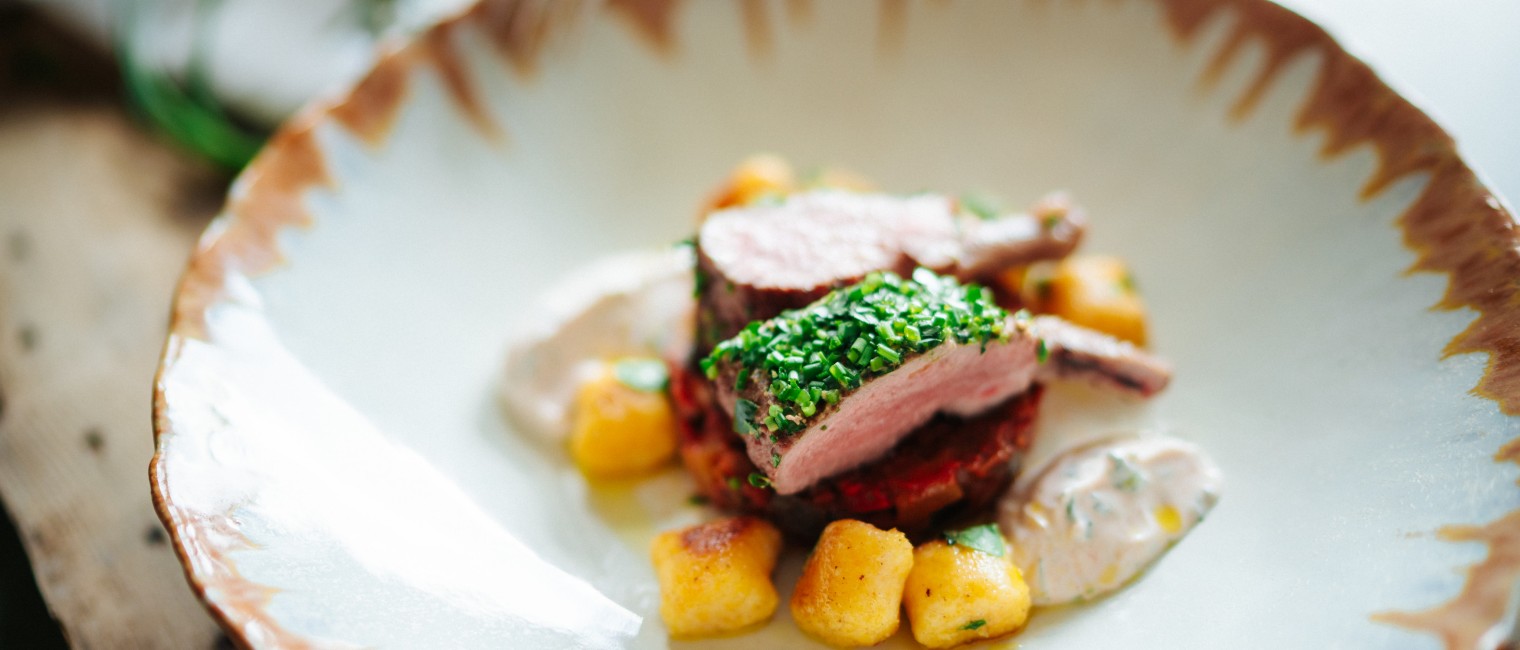 SPAR Mahlzeit Lammkrone im Kräutermantel mit Ratatouille-Gemüse und Polenta-Gnocchi
