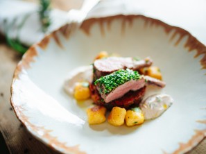 SPAR Mahlzeit Lammkrone im Kräutermantel mit Ratatouille-Gemüse und Polenta-Gnocchi