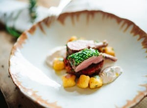 SPAR Mahlzeit Lammkrone im Kräutermantel mit Ratatouille-Gemüse und Polenta-Gnocchi