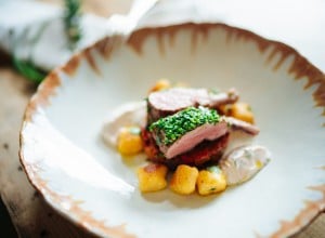 SPAR Mahlzeit Lammkrone im Kräutermantel mit Ratatouille-Gemüse und Polenta-Gnocchi