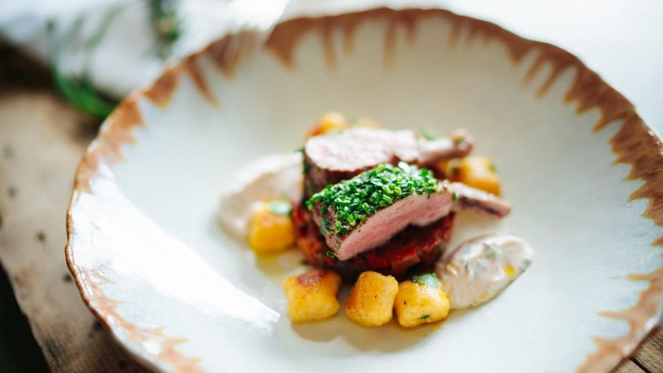 SPAR Mahlzeit Lammkrone im Kräutermantel mit Ratatouille-Gemüse und Polenta-Gnocchi