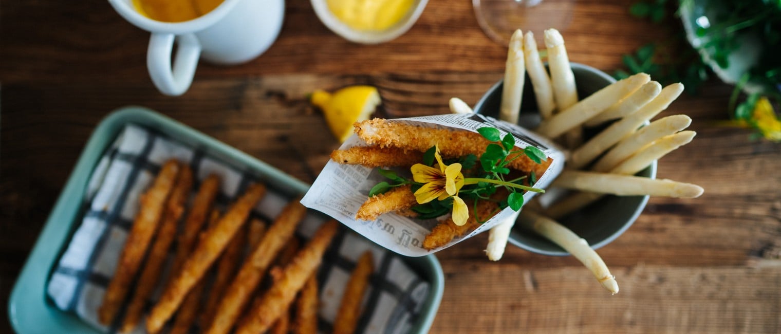 SPAR Mahlzeit Knusprige Spargelspitzen mit Frühlingswildkräutern und Safran-Aioli