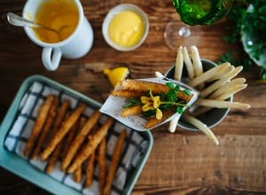 SPAR Mahlzeit Knusprige Spargelspitzen mit Frühlingswildkräutern und Safran-Aioli