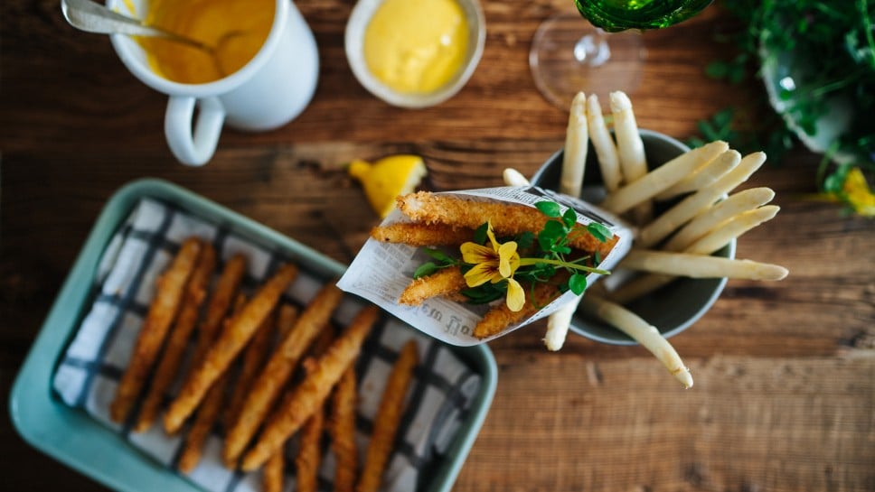 SPAR Mahlzeit Knusprige Spargelspitzen mit Frühlingswildkräutern und Safran-Aioli